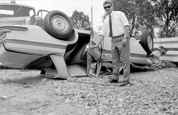 Überschlagsversuch auf dem Prüfgelände in Sindelfingen mit Mercedes-Benz Typ 250 S. Zufriedenheit bei Prof. Huber, damals zuständig für Rohbauuntersuchungen, über die geringen Türöffnungskräfte dieses 250 S nach dem Überschlag, 1966.