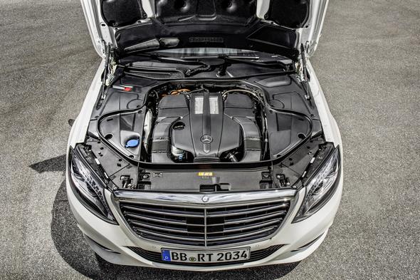 Der Motorraum des S 500 PLUG-IN HYBRID. Der S 500 PLUG-IN HYBRID verfügt über einem V6 Benzinmotor.