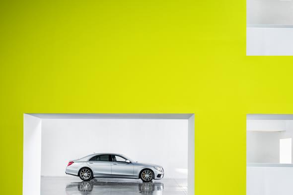 Mercedes-Benz S 63 AMG; diamantsilber metallic; innen: Leder PASSION Exklusiv schwarz; Zierteile: Carbon; AMG Performance Package; (V221) 2013