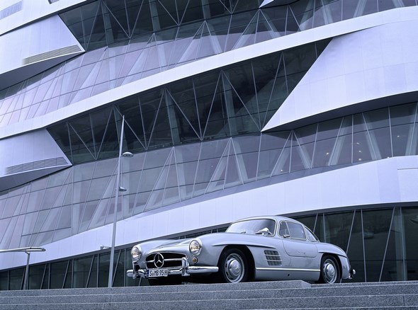 Mercedes-Benz Museum: Außenansicht mit dem Mercedes-Benz 300 SL Coupé aus dem Jahr 1962