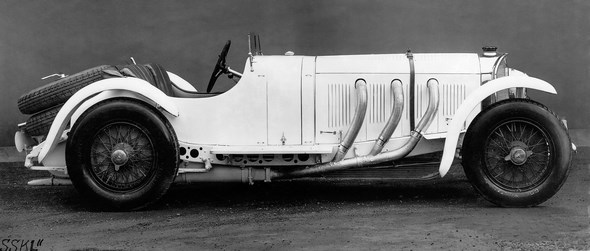 Der Meredes-Benz "SSK Modell 1931", wie er zunächst genannt wird, erhält erst in den Presseberichten von 1932 den heute geläufigen Namen "SSKL". Mit Hilfe von Erleichterungsbohrungen, die selbst vor dem Kupplungs- und Gaspedal nicht haltmachen, und einem Rahmen mit dünneren Profilen gelingt es Max Wagner, 125 Kilogramm Gewicht zu sparen. Albert Heeß steigert darüber hinaus die Leistung. Der 18-Rippen-Kompressor läuft im SSKL permanent und mit höherer Drehzahl. Mit 300 PS / 220 kW offiziell angebener Motorleistung (mit Kompressor) bildet der SSKL Höhepunkt und Abschluss einer Motorenentwicklung, die acht Jahre zuvor unter Ferdinand Porsche begonnen hat.