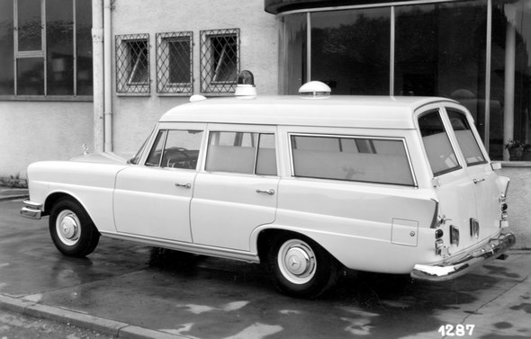 Kein "Universal" aus Belgien, sondern ein Mercedes-Benz Typ 220 b Krankenwagen mit Binz-Aufbau, ca. 1960 (Werkfoto Fa. Binz, Lorch)