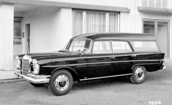Kein "Universal" aus Belgien, sondern ein Mercedes-Benz Typ 220 b Kombiwagen mit Binz-Aufbau, ca. 1962 (Werkfoto Fa. Binz, Lorch)