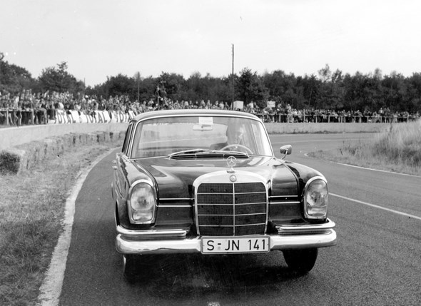 "Heckflossen-Mercedes" Typ 220 SEb, 1959-64; am Steuer Karl Kling bei einer Vorführung auf der Bahn von Montlhéry in Frankreich.