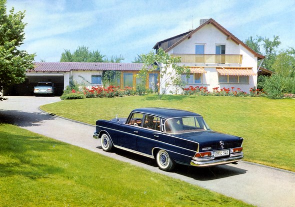 "Heckflossen-Mercedes" Typ 300 SE, 1961-1964 (Rückspiegel auf dem Vorderkotflügel)