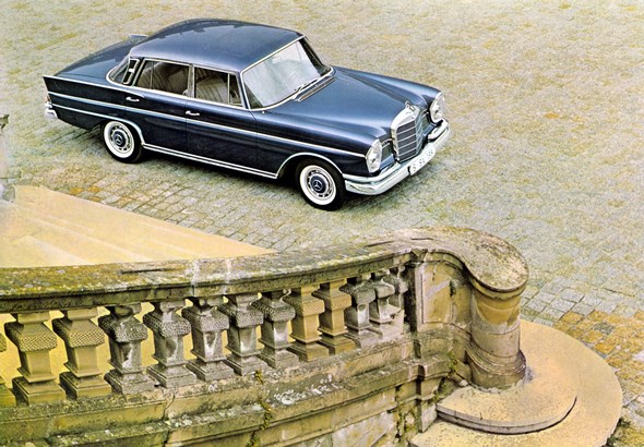 "Heckflossen-Mercedes" Typ 300 SE, 1964-1965 (Rückspiegel an der Fahrertür)