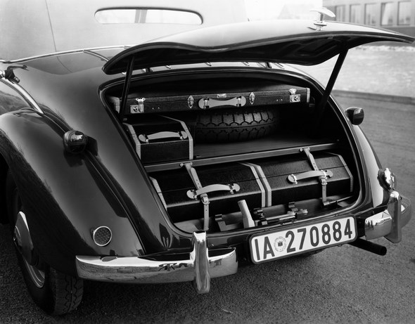 Frühjahrsmesse, Wien, Mercedes-Benz Typ 230, Ansicht in den Kofferraum.