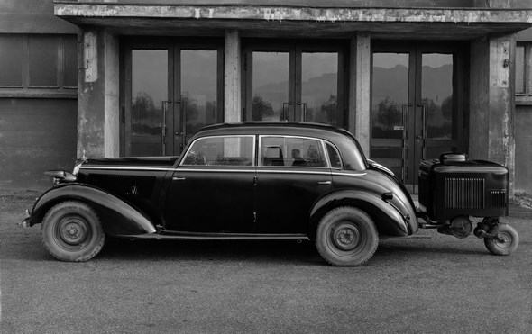 Mercedes-Benz Typ 230, 55 PS, Limousine mit Holzvergaser als Anhänger, Bauzeit: 1938 bis 1943.