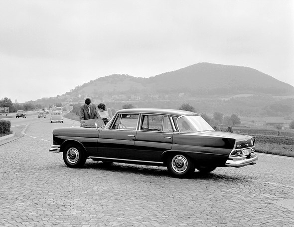 Mercedes-Benz Typ 220 SEb, 1959-1965 (Rückspiegel auf dem Vorderkotflügel)