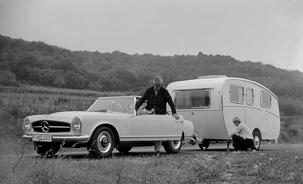 Mercedes-Benz Typ 230 SL mit Dethleffs-Caravan, aus dem Jahre 1963