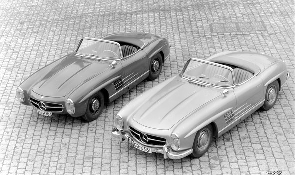 Mercedes-Benz Typ 300 SL Roadster, 1957-1963; links im Bild ein Fahrzeug ohne Stoßstangen für sportlich ambitionierte Kunden