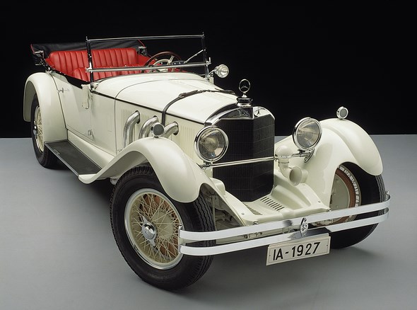 Der Mercedes-Benz S (für Sport) begründet 1927 eine Reihe von legendären Hochleistungs-Sportwagen, die in den folgenden Jahren die Rennpisten beherrschen werden. Ohne Kompressor stehen 120 PS (88 kW), mit Aufladung offiziell 180 PS (132 kW) zur Verfügung, Werksmotoren kommen auf bis zu 220 PS (162 kW). Das Eröffnungsrennen des damals frisch gebauten Nürburgrings gewinnt Rudolf Caracciola vor Adolf Rosenberger, beide auf Mercedes-Benz S. Die Straßenausführung ist als Fahrgestell für Fremdkarosserien und als Sportviersitzer erhältlich. Der Spitzname "Weißer Elefant" bezieht sich nicht nur auf die Lackierung und die imposanten Maße, sondern auch auf das infernalische Brüllen des Kompressors.