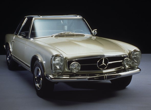 Mercedes-Benz Typ 230 SL, 1964. - Mercedes-Benz Typ 230 SL, 1964. - Im Jahr 1963 wurde dieser Wagen als Nachfolger des Mercedes-Benz 190 SL vorgestellt. Abgesehen von der hervorragenden Technik und den Leistungen, war das abnehmbare Hardtop ein wichtiges Merkmal, das wegen seiner eigenwilligen Form "Pagodendach" genannt wurde. Es machte den Wagen unverwechselbar und wurde bald zum Synonym für alle Fahrzeugvarianten dieser SL-Baureihe.