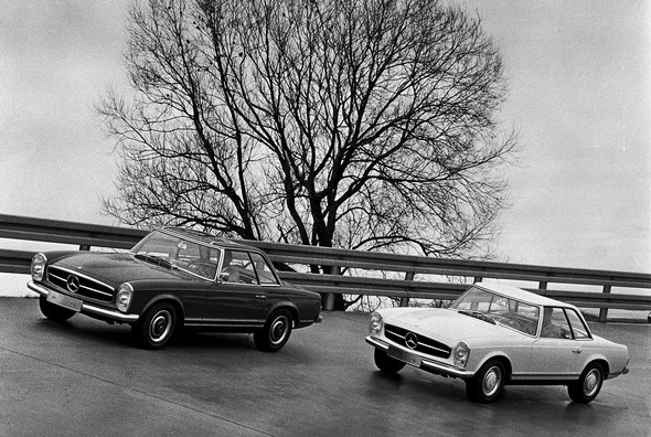 Mercedes-Benz Typ 250 SL, aus dem Jahre 1966. Einfahrbahn im Werk Untertürkheim