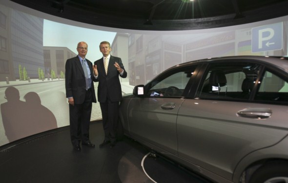 Moving-base driving simulator: Virtual reality on tracks  Mercedes-Benz  Group > Company > Magazine > Technology & Innovation