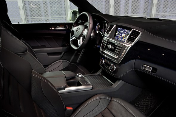 ML 63 AMG ( BR 166 , 2011 ) Diamantweià metallic, Leder schwarz