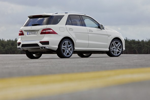 ML 63 AMG ( BR 166 , 2011 ) Diamantweià metallic, Leder schwarz
