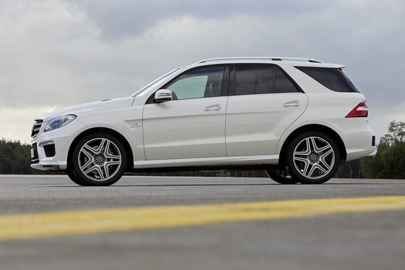 ML 63 AMG ( BR 166 , 2011 ) Diamantweià metallic, Leder schwarz