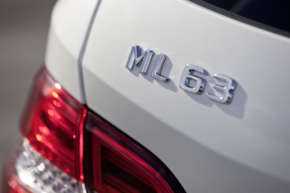 ML 63 AMG ( BR 166 , 2011 ) Diamantweià metallic, Leder schwarz