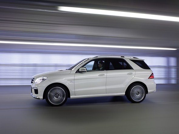 ML 63 AMG ( BR 166 , 2011 ) Diamantweià metallic, Leder schwarz