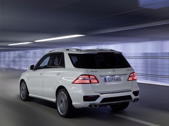 ML 63 AMG ( BR 166 , 2011 ) Diamantweià metallic, Leder schwarz