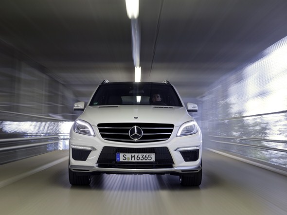 ML 63 AMG ( BR 166 , 2011 ) Diamantweià metallic, Leder schwarz