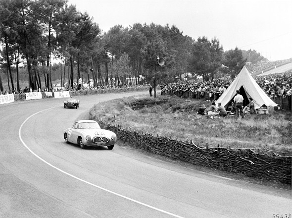 Caption orig.: 24-Stundenrennen von Le Mans, 1952. Mit der Startnummer 22: Karl Kling / Hans Klenk auf Mercedes-Benz Rennsportwagen Typ 300 SL.