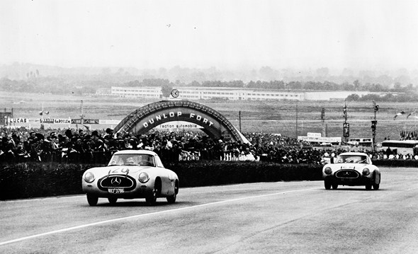 Caption orig.: 24-Stundenrennen von Le Mans, 1952. Mercedes-Benz Rennsportwagen Typ 300 SL. Zweiter Platz mit der Startnummer 20: Theo Helfrich / Helmut Niedermayr, gefolgt von Startnummer 22: Karl Kling / Hans Klenk.