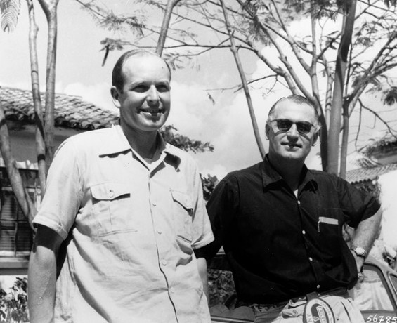 Caption orig.: III. Carrera Panamericana Mexico, 1952. Das siegreiche Team von links: Hans Klenk und Karl Kling.