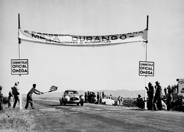 Caption orig.: III. Carrera Panamericana Mexico, 1952. Sieger Karl Kling und Hans Klenk auf Mercedes-Benz Typ 300 SL wird abgewunken und geht durchs Ziel.