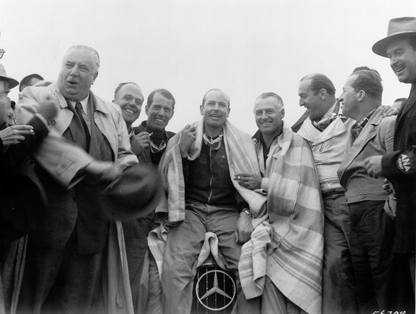Caption orig.: III. Carrera Panamericana in Mexico, 1952. Mercedes-Benz Rennmannschaft von links: Rennleiter Alfred Neubauer, Eugen Geiger und John Fitch, mit den mexikanischen Ponchos das Siegerteam:Hans Klenk und Karl Kling, Zweiter Platz: Hermann Lang u