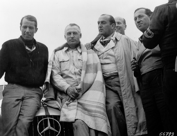 Caption orig.: III. Carrera Panamericana in Mexico, 1952. Mercedes-Benz Rennmannschaft von links: John Fitch, das Siegerteam: Karl Kling (im Hintergrund Hans Klenk), Zweiter Platz: Hermann Lang und Erwin Grupp.