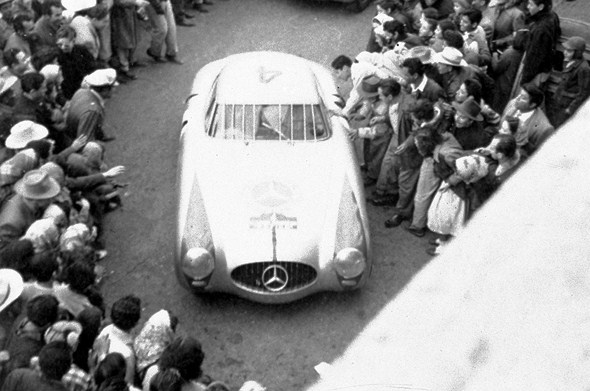 Caption orig.: III. Carrera Panamericana Mexico, 1952. Das Siegerteam: Karl Kling und Hans Klenk auf Mercedes-Benz Typ 300 SL (Startnummer 4).