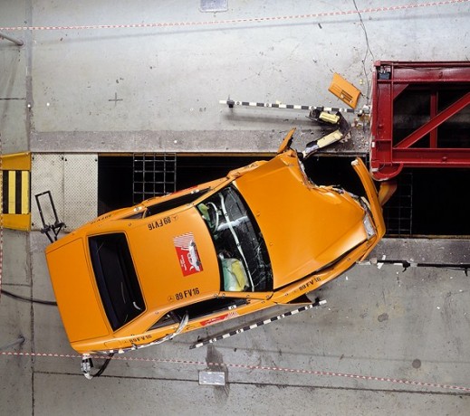 Caption orig.: Der Ãberlebensraum bleibt auch beim besonders harten Offset-Crash gegen die starre Barriere intakt. Dabei hilft die besondere Konstruktion der A-Säulen, die aus hochfestem Stahlblech bestehen und im Bereich der Türoberkanten mit einem hoc