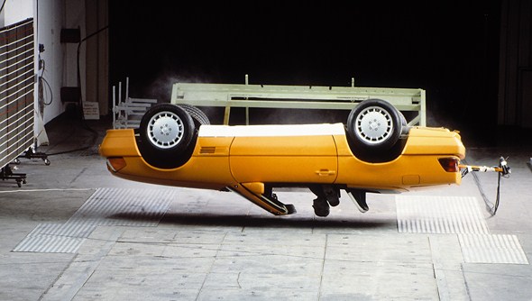 Caption orig.: Ein integraler Bestandteil des Sicherheitskonzepts ist der automatische Ãberrollbügel, der erstmals im Automobilbau realisiert ist und die Aufgabe hat, im Falle eines Ãberschlags den Ãberlebensraum der Fahrgäste zu sichern. Um die Freud