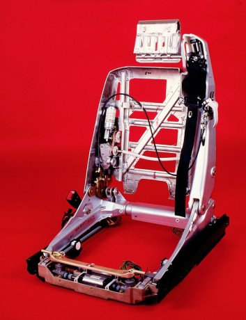 Caption orig.: Der Mercedes-Benz Integralsitz des SL-Roadster der Baureihe R 129