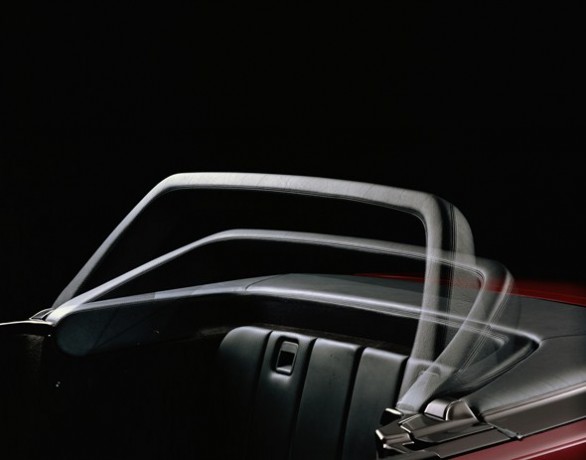 Caption orig.: Im Ruhezustand ist der Sicherheitsbügel, der aus einem U-förmigen, mit Polyurethan-Kunststoff umschäumten hochfesten Stahlrohr besteht, vor dem Verdeckkasten abgelegt. Dabei schlieÃt er den Fond nach hinten ab und bildet mit dem Verdeckk