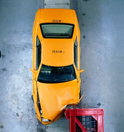 Caption orig.: Neue MaÃstäbe setzt der SL auch in punkto Sicherheit. Die Ergebnisse der strengen Mercedes-Benz Crashversuche beim seitlich versetzten Frontalaufprall belegen einen Sicherheitsstandard, der auf dem Niveau von Limousinen liegt.