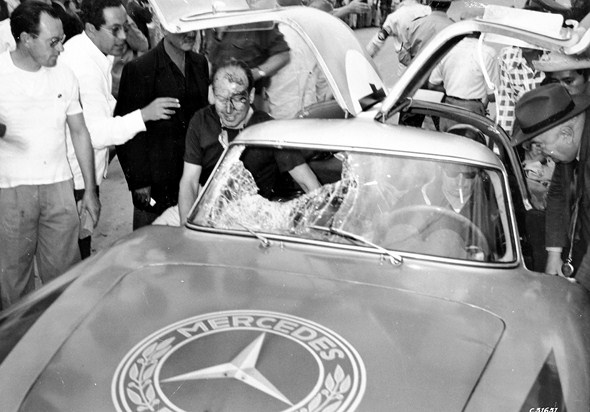 Caption orig.: III. Carrera Panamericana Mexico, 1952. Sieger Karl Kling und Hans Klenk auf Mercedes-Benz Typ 300 SL nach dem legendären Unfall mit dem Geier. Rechts im Bild: Rennleiter Alfred Neubauer.