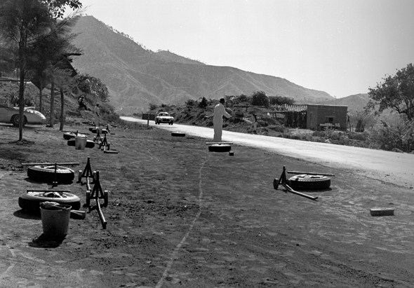 III. Carrera Panamericana Mexico, 1952. Eines der vielen Reifen-Hilfsdepots Mercedes-Benz entlang der Strecke und zugleich Service-Stop auf der ersten Etappe von Tuxtla Gutierrez nach Oaxaca. Im Hintergrund das Siegerteam Karl Kling / Hans Klenk auf Merce