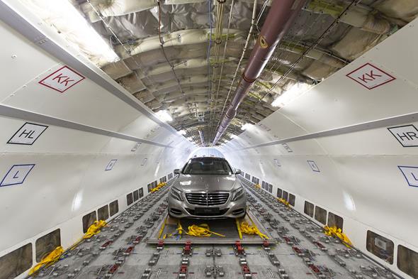 Begegnung der Flaggschiffe: Der Airbus A380 als Kulisse für die Weltpremiere der neuen S-Klasse // Meeting of two flagships: The Airbus A380 as the backdrop for the world premiere of the new S-Class