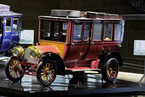 Die Sonderausstellung ?Mercedes-Benz S-Klasse ? immer der Zeit voraus? im Mercedes-Benz Museum stellt die Historie dieser ganz besonderen Baureihe umfassend dar.