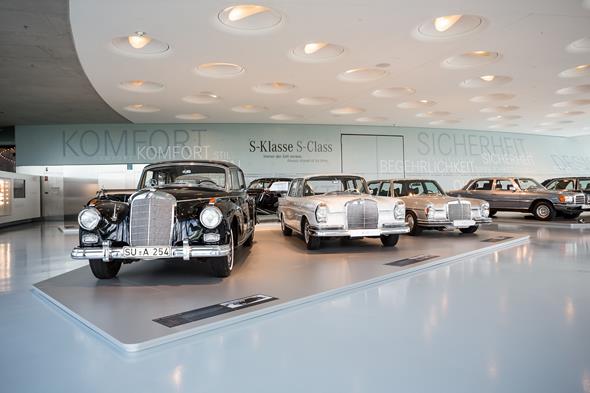 Die Sonderausstellung ?Mercedes-Benz S-Klasse ? immer der Zeit voraus? im Mercedes-Benz Museum stellt die Historie dieser ganz besonderen Baureihe umfassend dar.