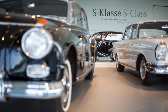 Die Sonderausstellung ?Mercedes-Benz S-Klasse ? immer der Zeit voraus? im Mercedes-Benz Museum stellt die Historie dieser ganz besonderen Baureihe umfassend dar.