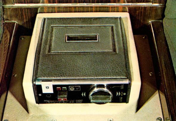 Mercedes-Benz Typ 600 Pullman-Limousine (6 Türen) der Baureihe W 100. Kassettenrekorder. Cassettenrekorder.