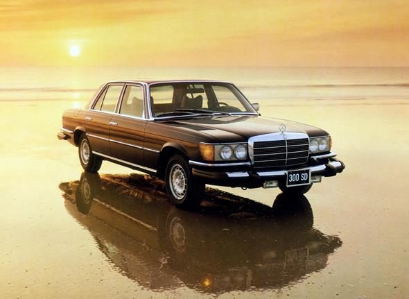 Der Mercedes-Benz 300 SD ist im Mai 1978 der weltweit erste Serien-Pkw mit Turbodieselmotor und zugleich der erste Oberklasse-Personenwagen mit Dieseltriebwerk. Der 300 SD leistet 85 kW/115 PS und kommt nur in den USA auf den Markt. Die Fahrleistungen sind