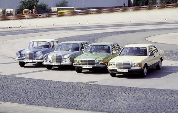 Mercedes-Benz S-Klasse-Limousinen, (von links) Baureihen W 112, W 109, W 116, W 126, Einfahrbahn in Untertürkheim