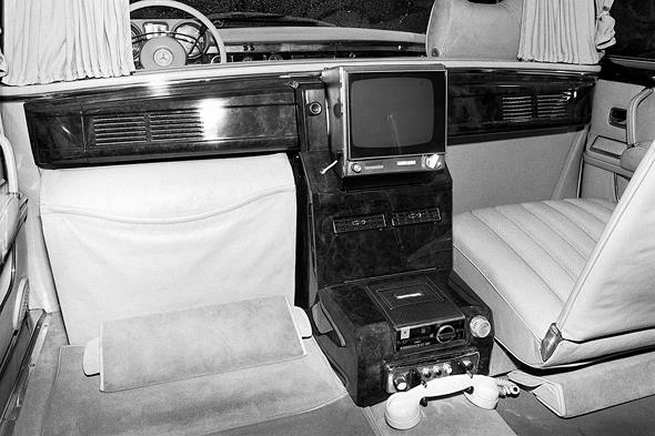 Mercedes-Benz Typ 600 Pullman-Landaulet der Baureihe W 100, Fernsehgerät, Cassettenrekorder.
