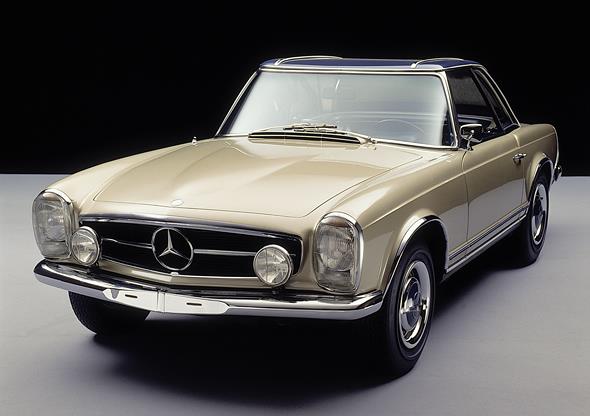 Caption orig.: Der Mercedes-Benz 230 SL erscheint 1963 mit ungewohnten neuen Proportionen und Linien – und dem unverwechselbaren „Pagodendach“. Das abnehmbare Hardtop sieht nicht nur gut aus, seine spezielle Form mit leicht abgesenktem Mittelteil er