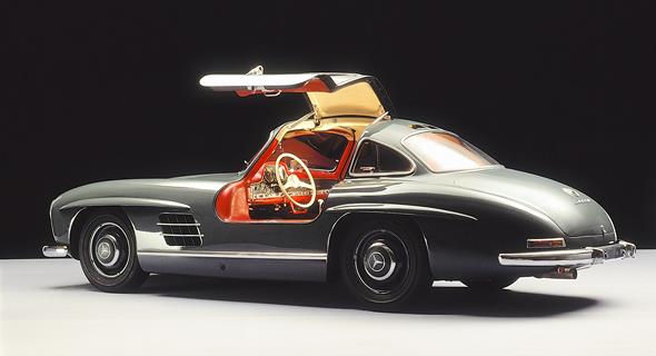Caption orig.: Dieser 300 SL (W 198) des Mercedes-Benz Museums spricht eine virtuelle Einladung zu einer traumhaften Fahrt in einem Traumauto mit seltener Farbgebung aus.